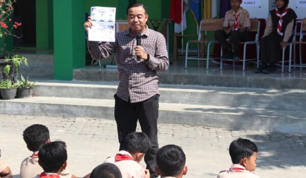 Ahmad Mustakim sampaikan materi Edukasi Demokrasi dalam Pemilihan Ketua OSIS SMPN 1 Tunjungan (am)
