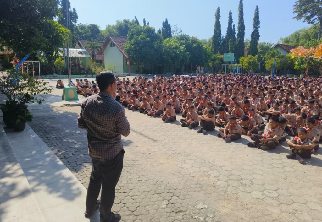 Para siswa SMPN 1 Tunjungan simak materi sosialisasi Edukasi Demokrasi (am)